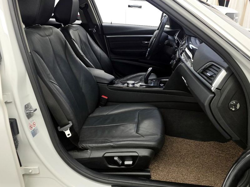 2018 BMW 3 Series 320i Luxury photo 11