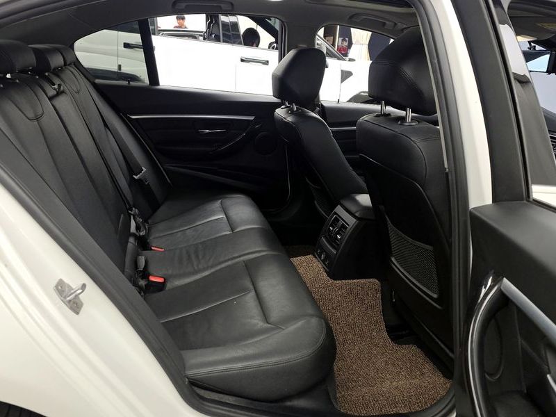2018 BMW 3 Series 320i Luxury photo 12