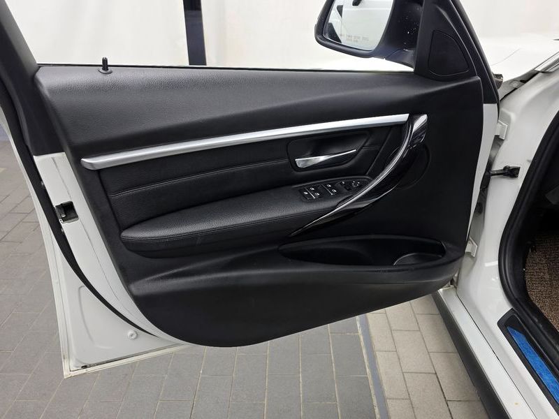 2018 BMW 3 Series 320i Luxury photo 24