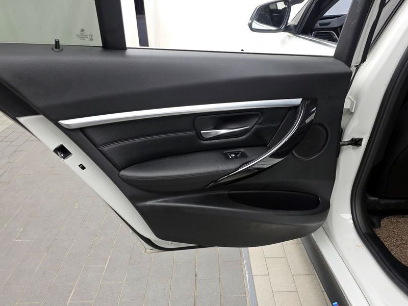 2018 BMW 3 Series 320i Luxury photo 25