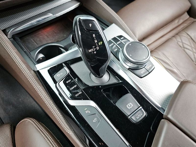 2019 BMW 5 Series 520d M Sport Package Plus photo 9