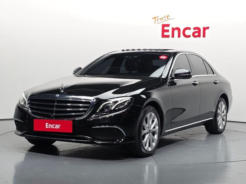 2018 Mercedes-Benz E-Class E300 4MATIC Exclusive photo 1