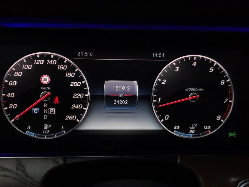 2018 Mercedes-Benz E-Class E300 4MATIC Exclusive photo 8