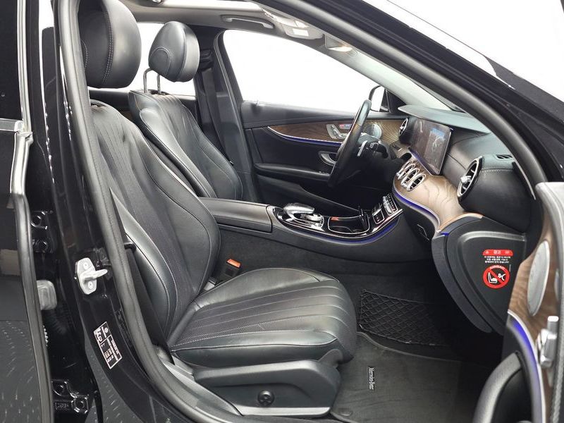2018 Mercedes-Benz E-Class E300 4MATIC Exclusive photo 11
