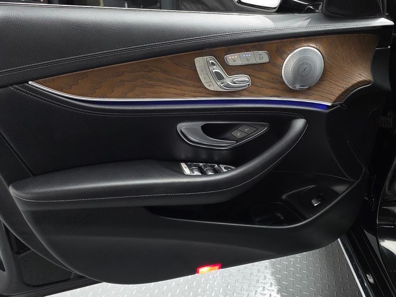 2018 Mercedes-Benz E-Class E300 4MATIC Exclusive photo 24