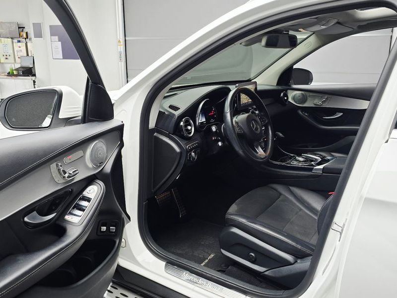2018 Mercedes-Benz C-Class GLC350e 4MATIC AMG Line photo 10