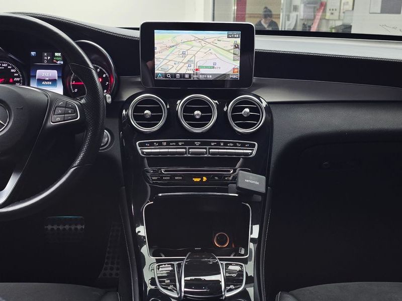 2018 Mercedes-Benz C-Class GLC350e 4MATIC AMG Line photo 18