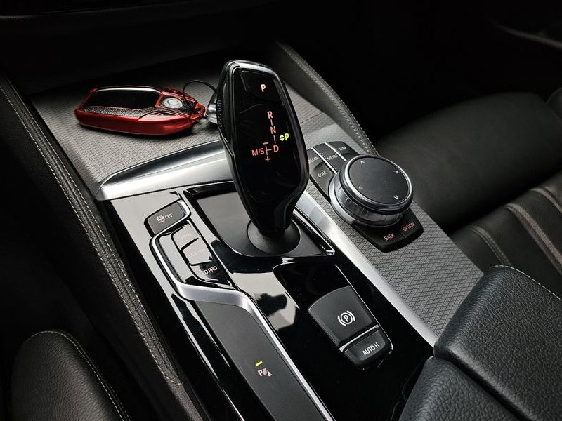 2017 BMW 5 Series 520d M Sport package photo 9