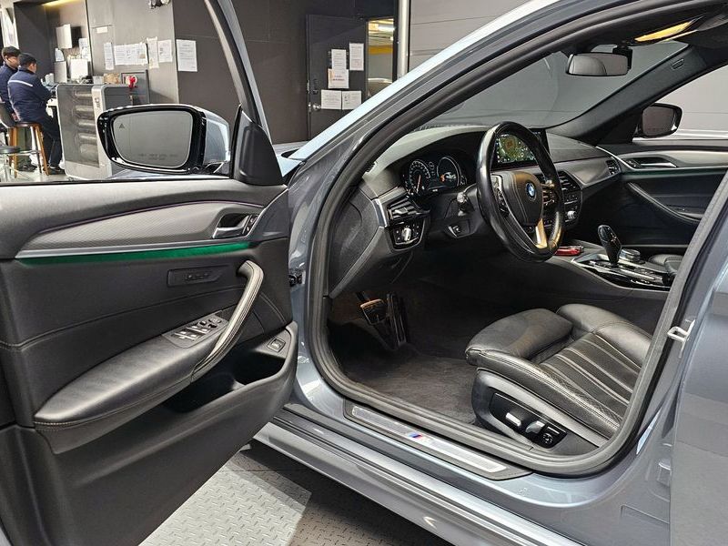 2017 BMW 5 Series 520d M Sport package photo 11