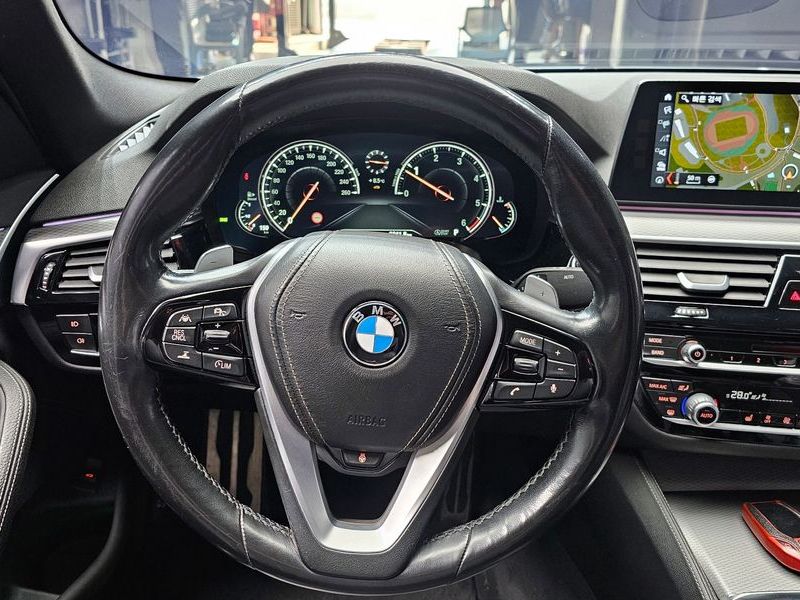 2017 BMW 5 Series 520d M Sport package photo 13