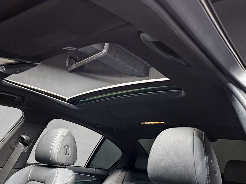 2017 BMW 5 Series 520d M Sport package photo 18