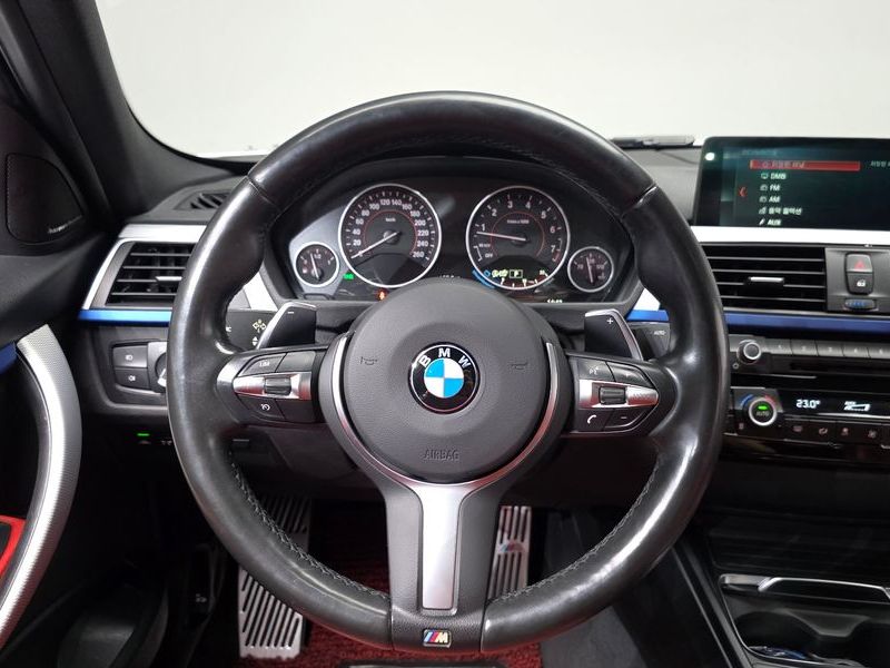 2017 BMW 3 Series 330i M Sport photo 13