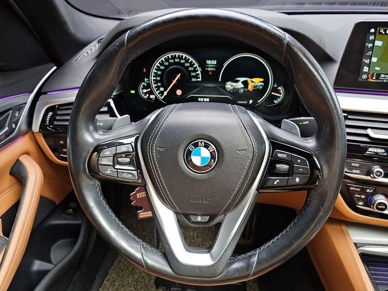 2017 BMW 5 Series 520d M Sport package photo 12