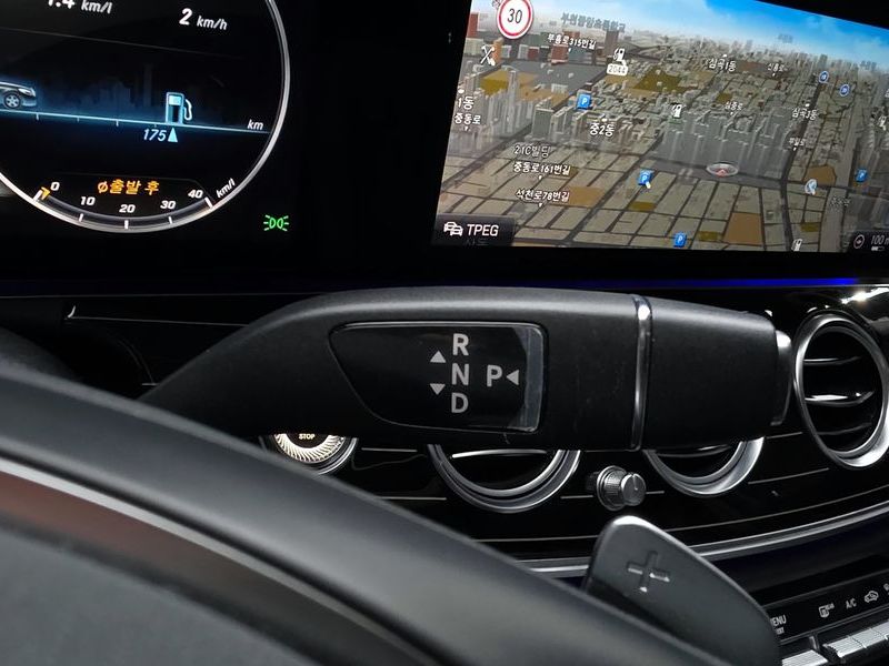 2017 Mercedes-Benz E-Class E400 4MATIC Exclusive photo 9