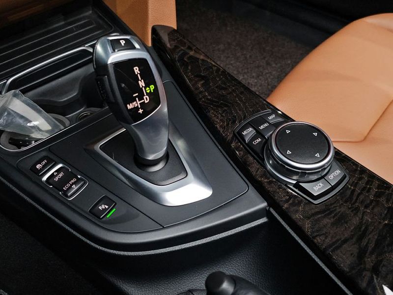 2017 BMW 3 Series 320i Luxury photo 9