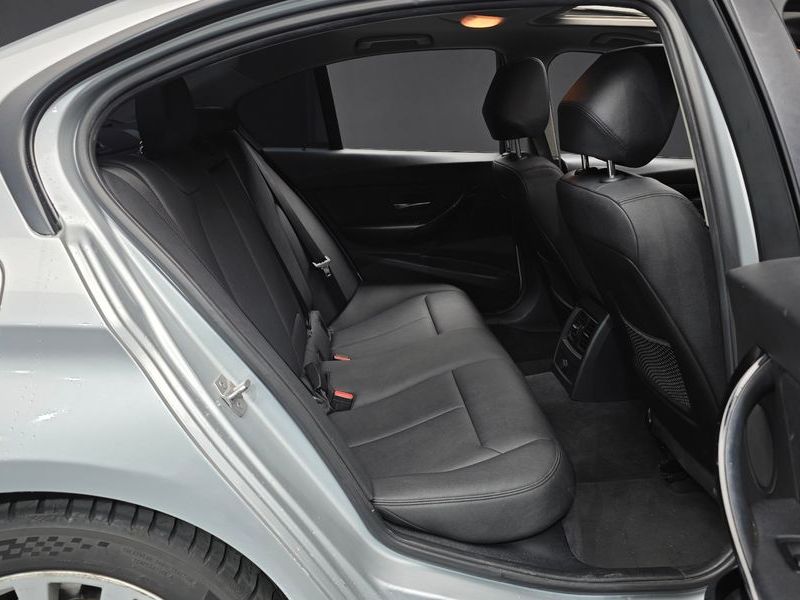 2017 BMW 3 Series 320d photo 12