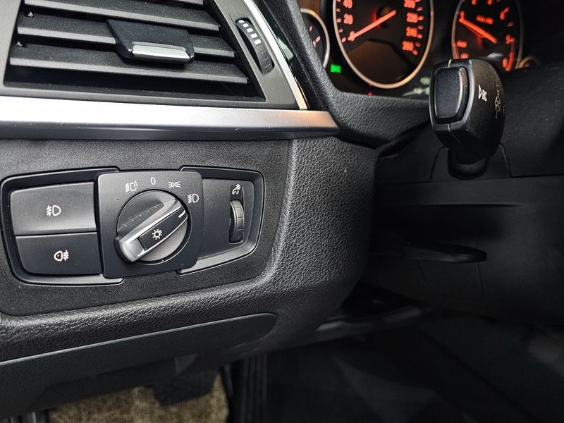 2017 BMW 3 Series 320d photo 14