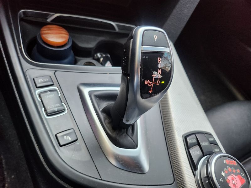 2017 BMW 3 Series 320d M Sport photo 9