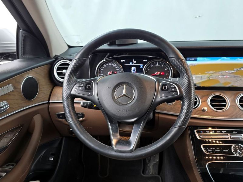 2018 Mercedes-Benz E-Class E300 4MATIC Exclusive photo 13