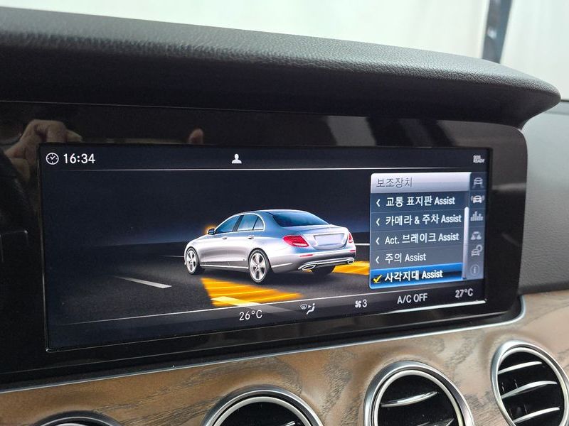 2018 Mercedes-Benz E-Class E300 4MATIC Exclusive photo 16