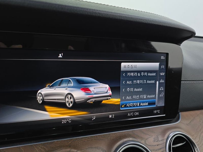 2018 Mercedes-Benz E-Class E220d Exclusive photo 16