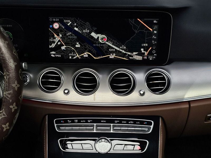 2018 Mercedes-Benz E-Class E300 AMG Line photo 14