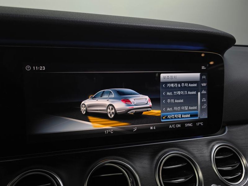 2018 Mercedes-Benz E-Class E300 4MATIC Avnatgarde photo 16