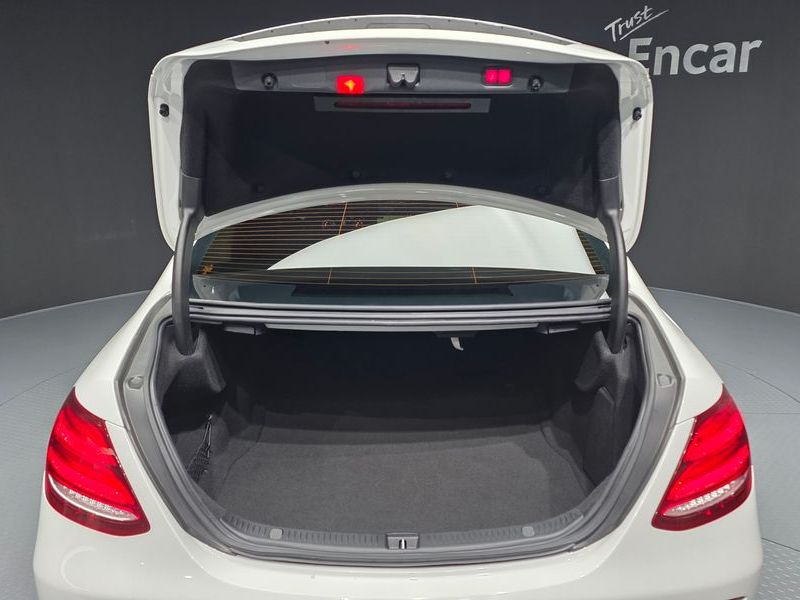 2019 Mercedes-Benz E-Class E220d 4MATIC Exclusive photo 20