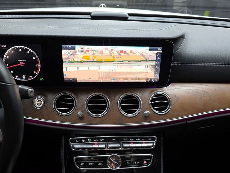 2019 Mercedes-Benz E-Class E300 4MATIC Exclusive photo 14