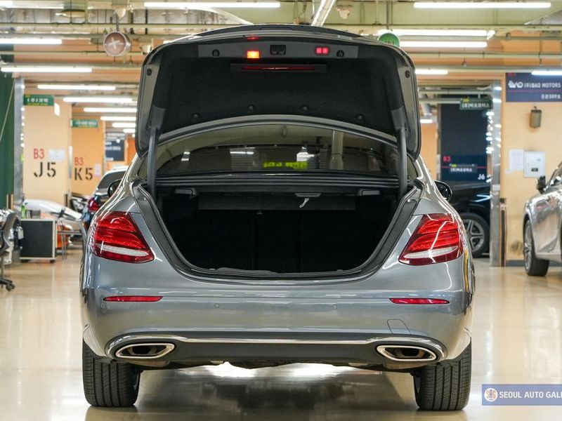 2019 Mercedes-Benz E-Class E300 4MATIC Exclusive photo 20