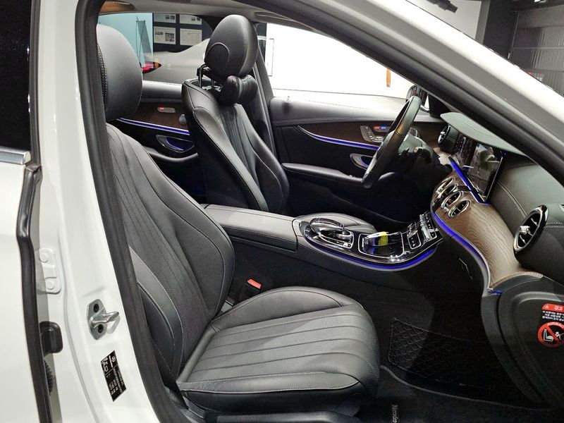 2019 Mercedes-Benz E-Class E300e Exclusive photo 12