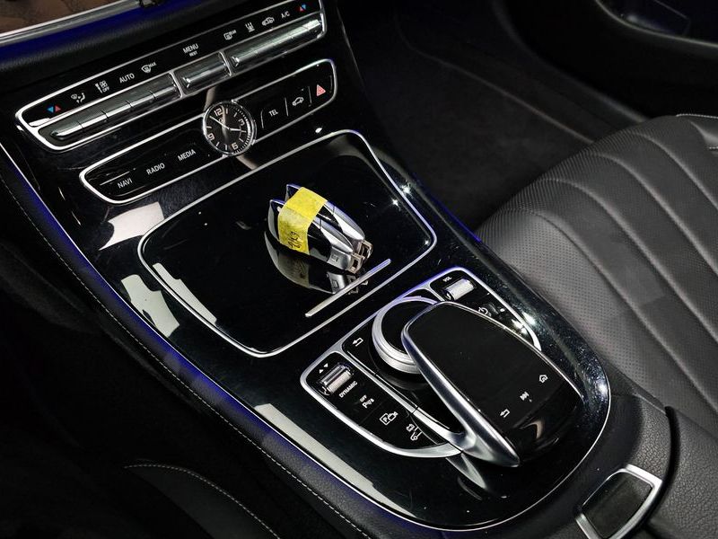 2019 Mercedes-Benz E-Class E300e Exclusive photo 28
