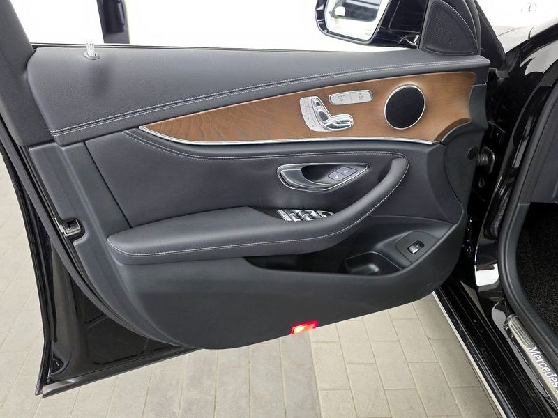 2019 Mercedes-Benz E-Class E220d Exclusive photo 24