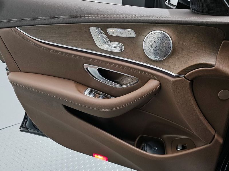 2019 Mercedes-Benz E-Class E300 4MATIC Exclusive photo 24