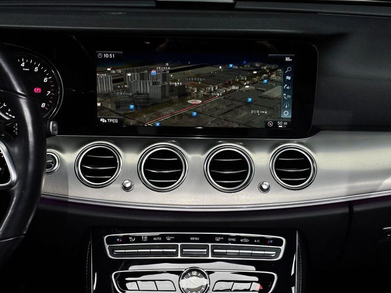 2019 Mercedes-Benz E-Class E300 Avantgarde photo 15