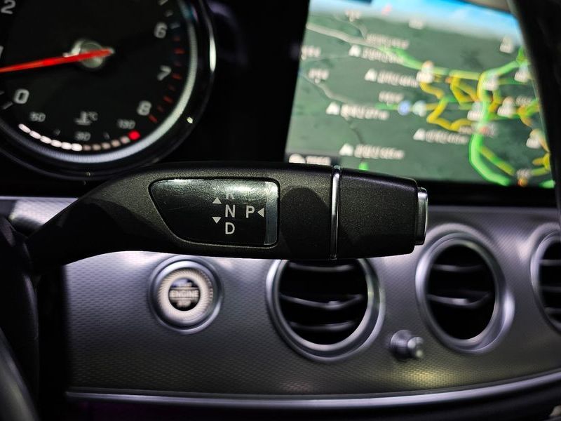 2019 Mercedes-Benz E-Class E300 Avantgarde photo 9