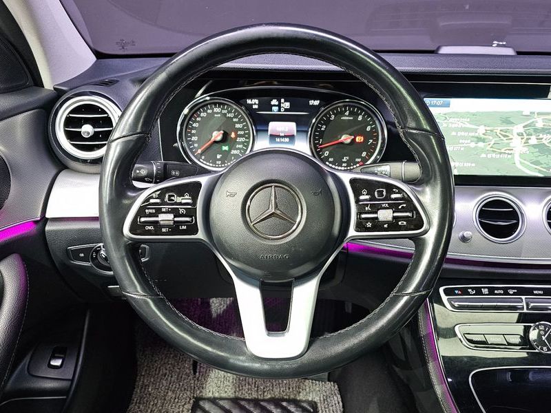 2019 Mercedes-Benz E-Class E300 Avantgarde photo 14
