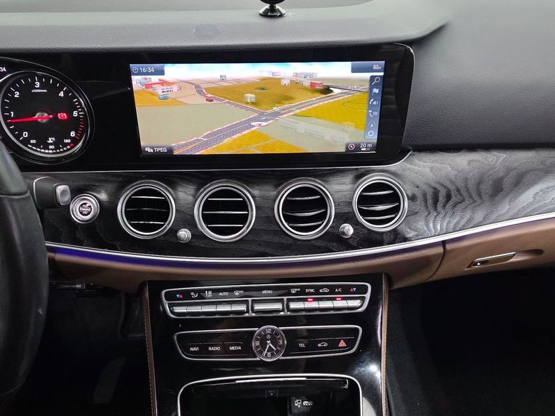 2019 Mercedes-Benz E-Class E220d Avantgarde photo 13