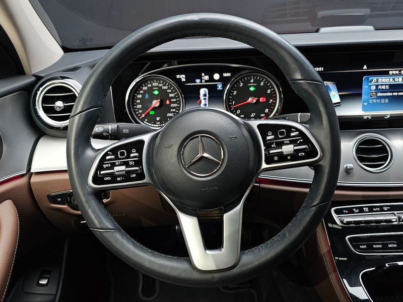 2019 Mercedes-Benz E-Class E300 Avantgarde photo 13