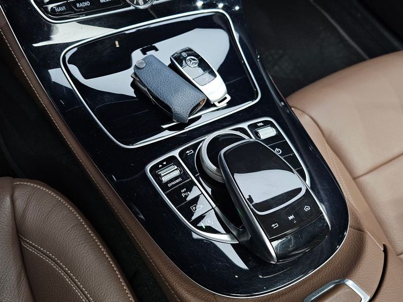2019 Mercedes-Benz E-Class E300 Avantgarde photo 19