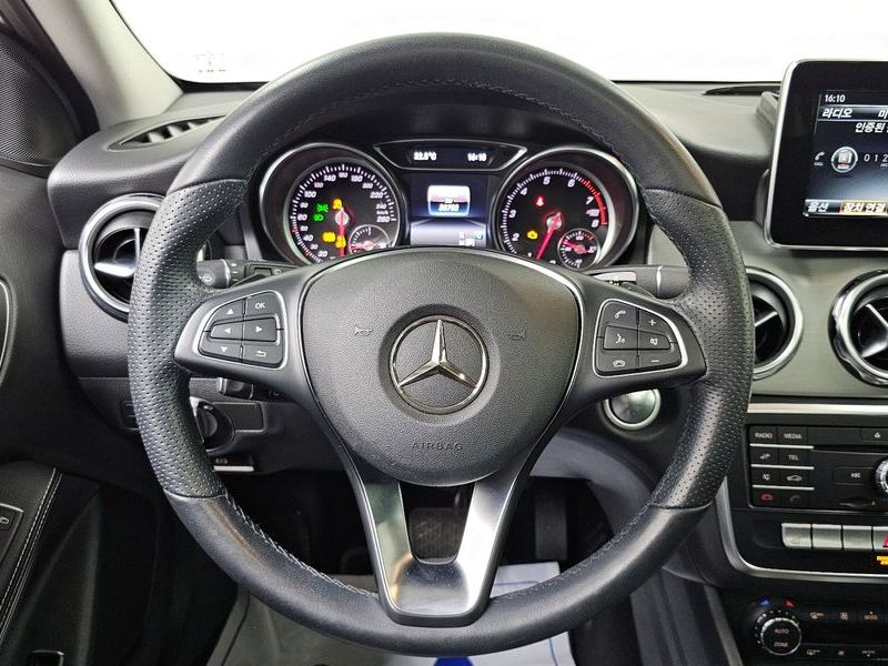 2019 Mercedes-Benz A-Class GLA220 Premium photo 13