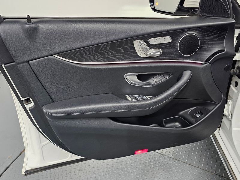 2019 Mercedes-Benz E-Class E220d Avantgarde photo 24