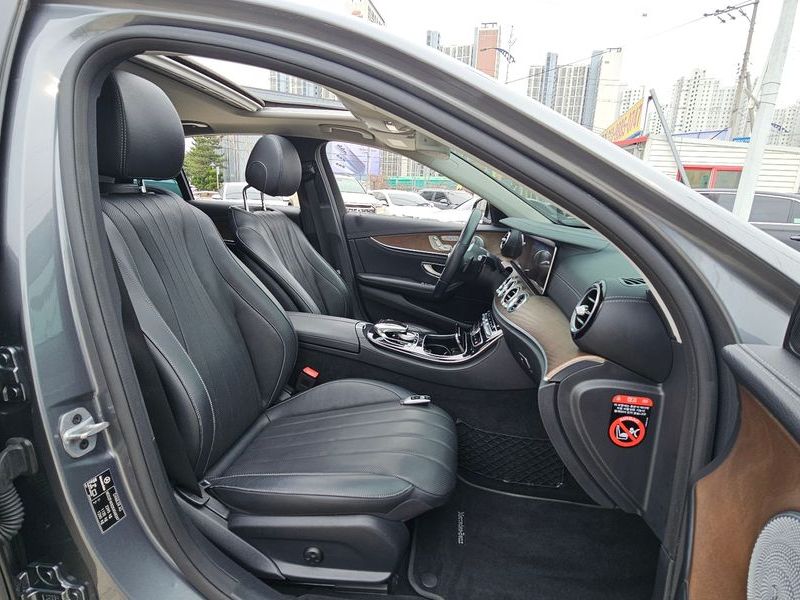 2019 Mercedes-Benz E-Class E300 4MATIC Exclusive photo 10