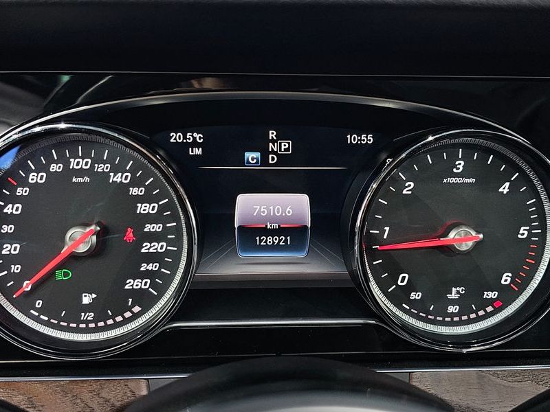 2019 Mercedes-Benz E-Class E220d 4MATIC Exclusive photo 8
