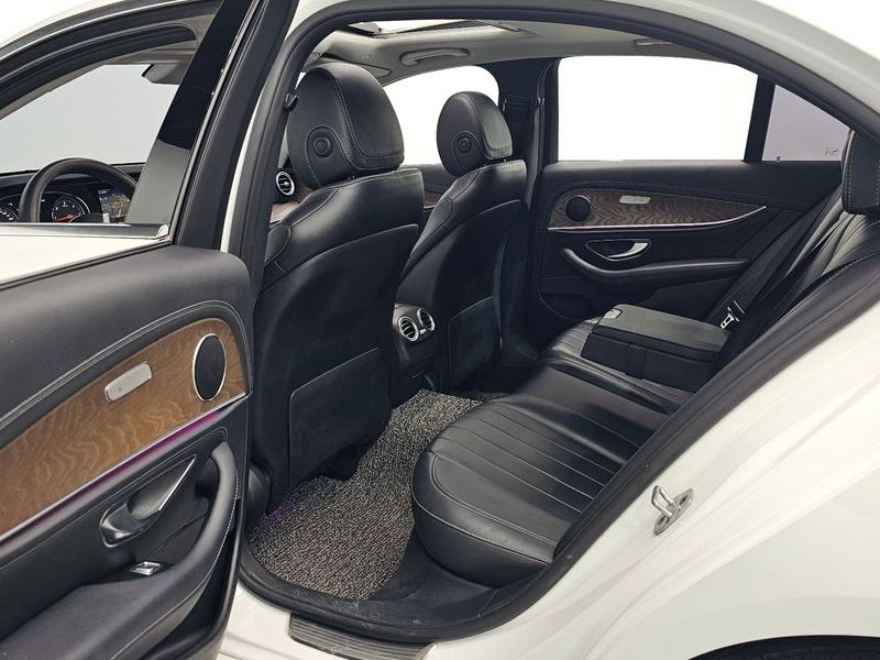 2019 Mercedes-Benz E-Class E220d 4MATIC Exclusive photo 12