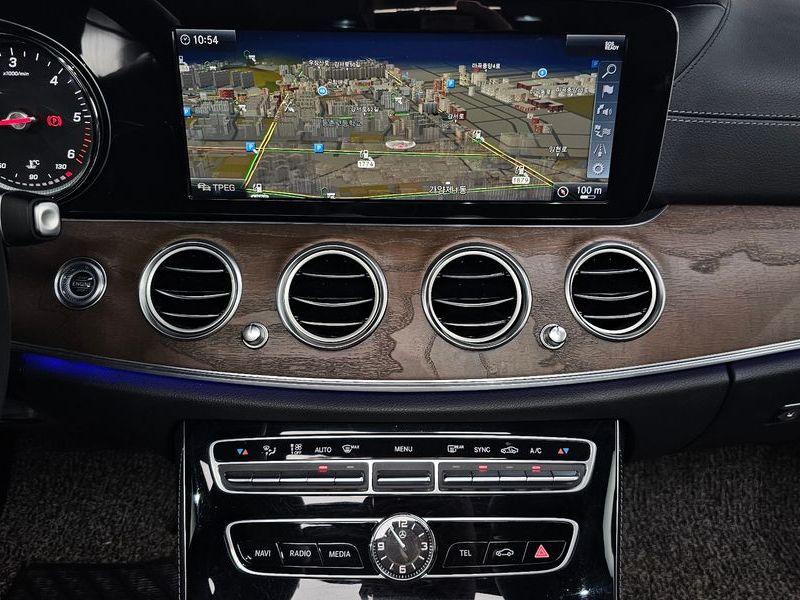 2019 Mercedes-Benz E-Class E220d 4MATIC Exclusive photo 14