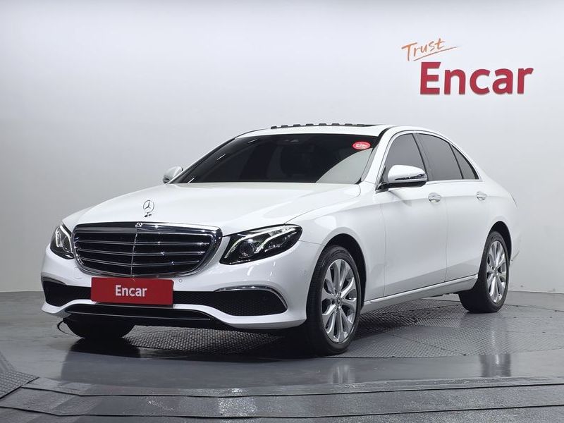 2019 Mercedes-Benz E-Class E220d 4MATIC Exclusive photo 1