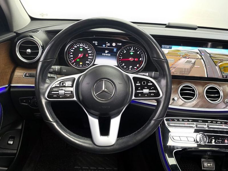 2019 Mercedes-Benz E-Class E220d 4MATIC Exclusive photo 13