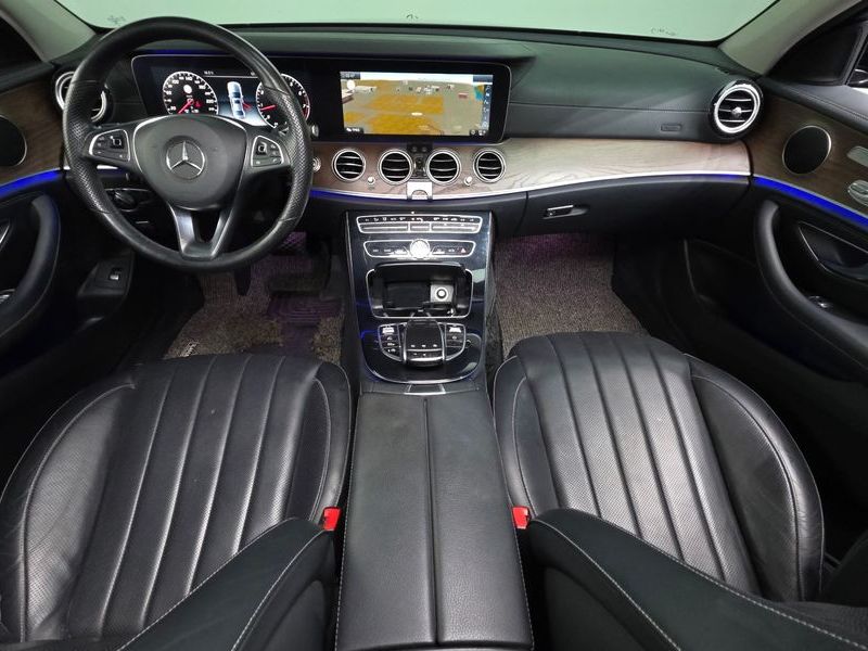 2017 Mercedes-Benz E-Class E300 4MATIC Exclusive photo 7