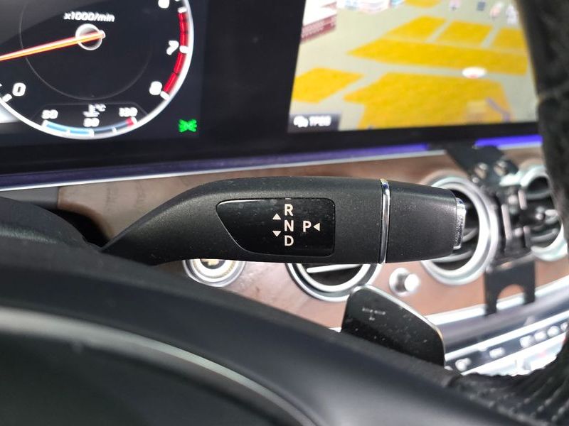 2017 Mercedes-Benz E-Class E300 4MATIC Exclusive photo 9